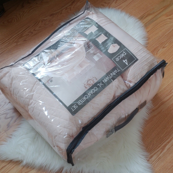 - Hallmart Collectibles

Amalina 4-Pc. Comfor - Picture 4 of 12